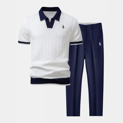 Conjunto RL™: polo con cuello en V y pantalones ajustados slim fit.
