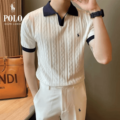 Conjunto RL™: polo con cuello en V y pantalones ajustados slim fit.